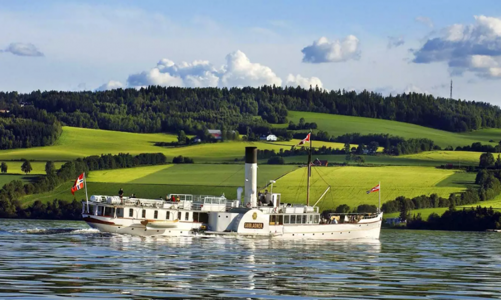 Historiske skip som seiler i norske indre farvann