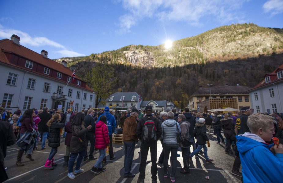 En by i Norge som trenger gigantiske speil for å se solen