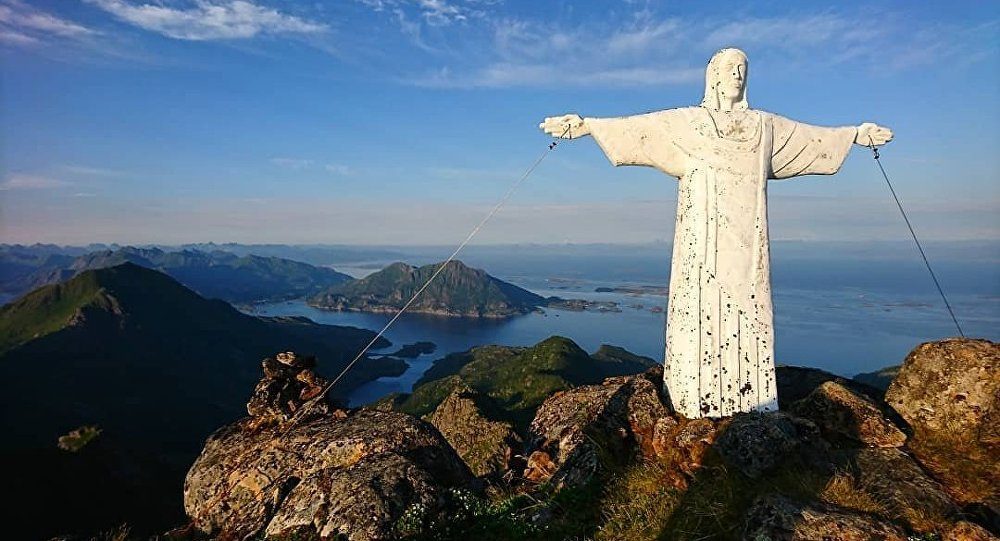 En statue av Jesus har forsvunnet fra toppen av Norges Lofotfjell