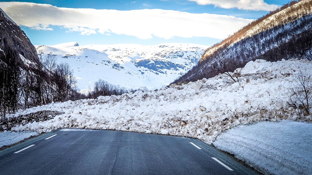 Folk i Norge advarte om å passe seg for farlige snøskred
