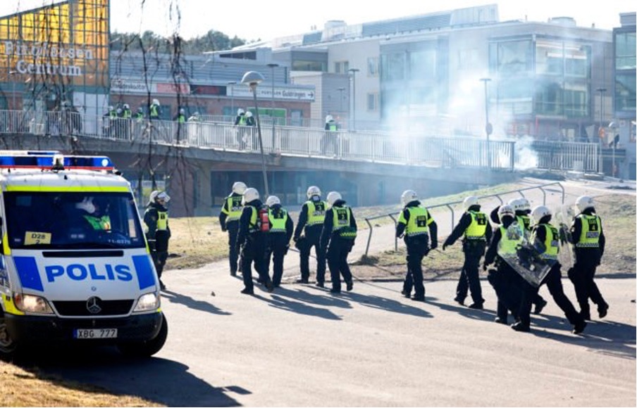 Politi på opptøyer i Sverige: «Dette er ekstremt alvorlige forbrytelser mot samfunnet vårt»